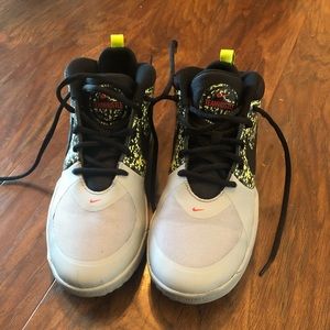 Nike basketball shoes boys sz 6